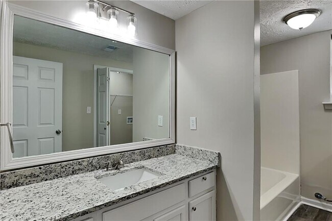 Building Photo - 565 Pine Valley Dr