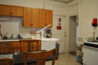 Building Photo - Sunny two bed, Large bedrooms, great kitchen