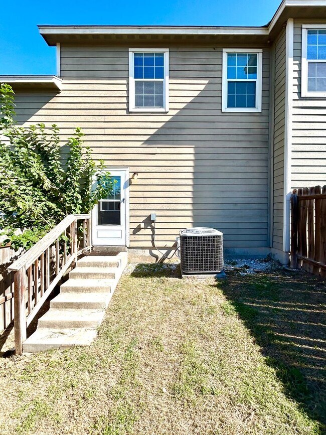 Building Photo - AVAILABLE NOW! 3 Bedroom 2.5 Bathroom Town...
