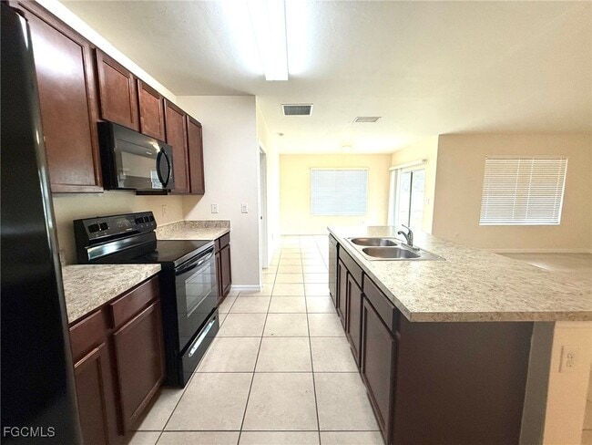 Building Photo - 902 SE 31st Terrace