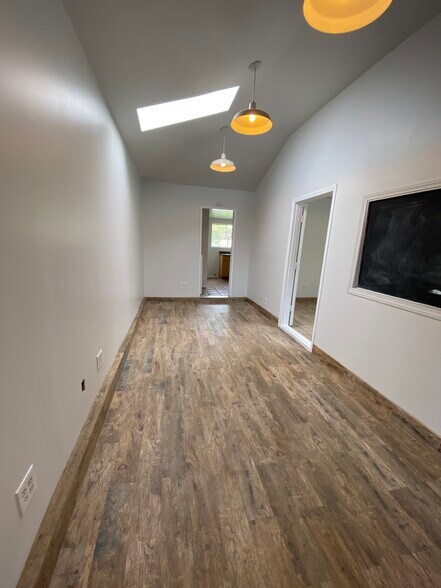 Guest unit 2 - 5379 Yolanda Ave