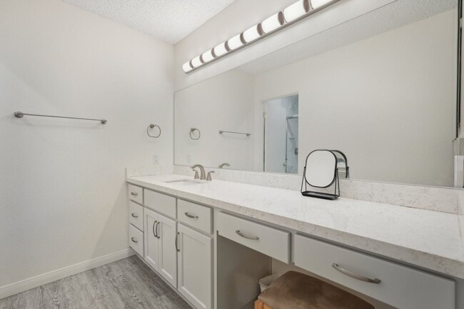 Building Photo - Upstairs Bright 2 bedroom Condo