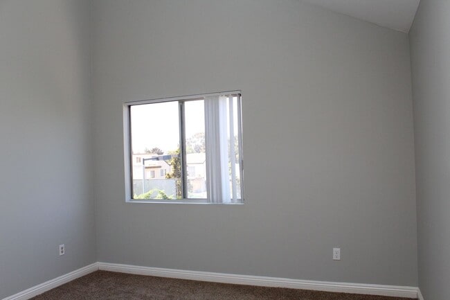 Building Photo - Spacious 3B/2.5BA UTC Townhouse w/ Garage,...