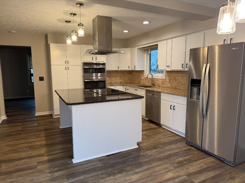 Building Photo - 221 E Glenmore Dr