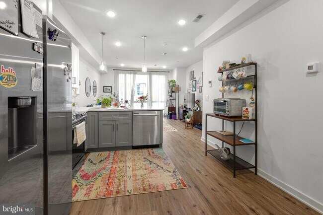 Building Photo - 304 Master St