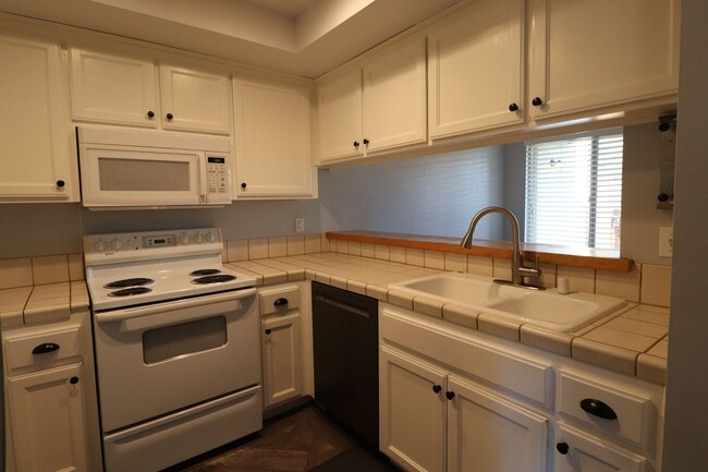 Building Photo - Rice Ranch Condo