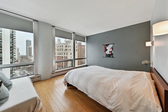 Building Photo - 1300 N Astor St