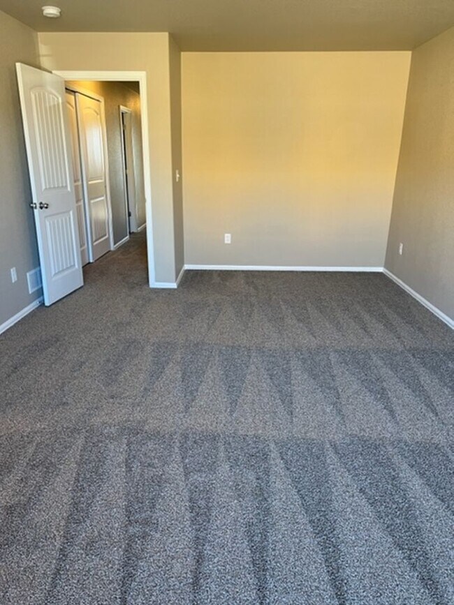 Building Photo - PRACTICALLY NEW 3 Bedroom Townhome