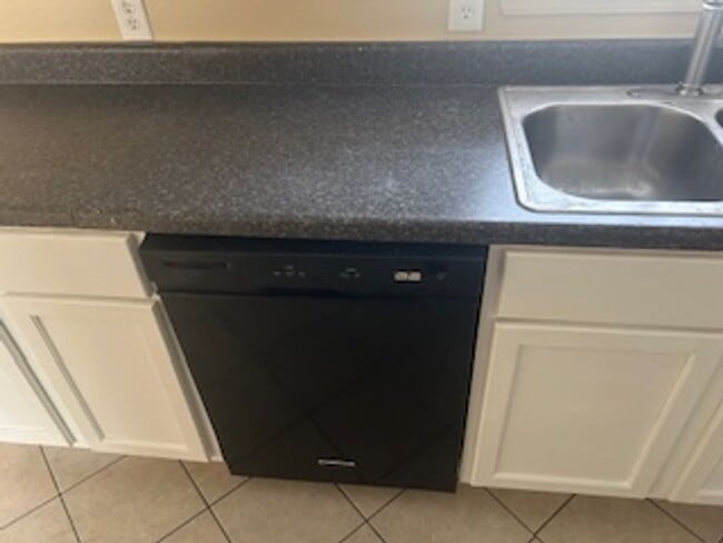 Building Photo - 3 bedroom, 1 bath house (pictures coming soon)