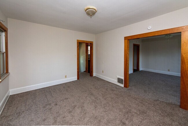 Building Photo - COVEDALE - Charming 3 bed apt, upstairs of...