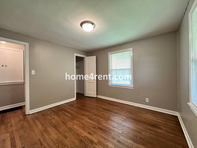Building Photo - Cozy Ranch Style Home in KCMO w/ Wood Floors and a Fenced in Yard!