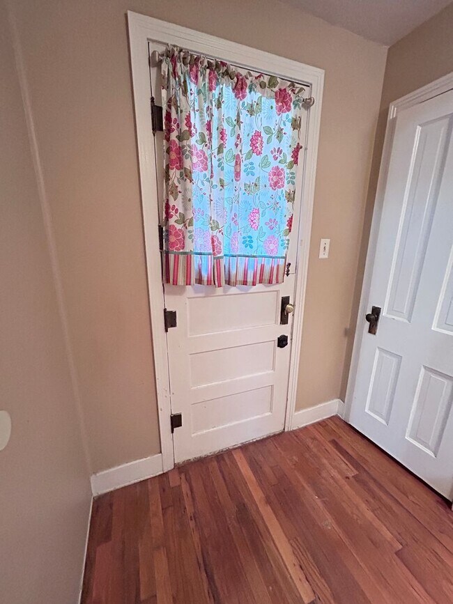 Building Photo - Calm 2 Bedroom, 2 Bath near Cheyenne Canyon