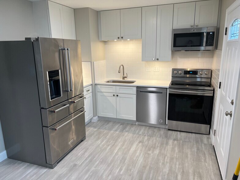 Kitchen - 4571 Moraine Ave