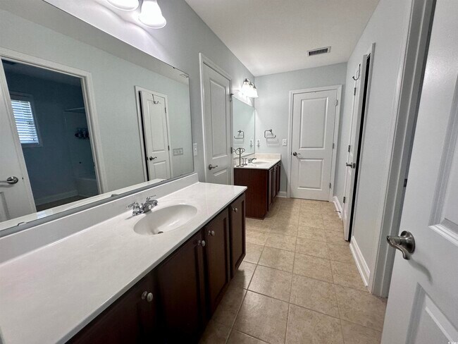 Building Photo - 634 Plantation Oaks Dr