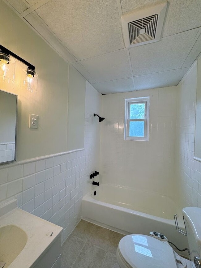 Building Photo - 3 bed 1 bath - newly updated, central air,...
