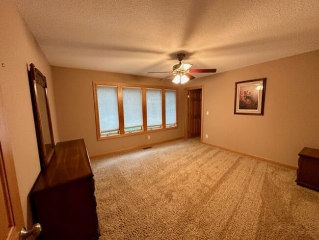 Building Photo - 6 bedroom, 4.5 bath Whitefish chain, 12 mo...