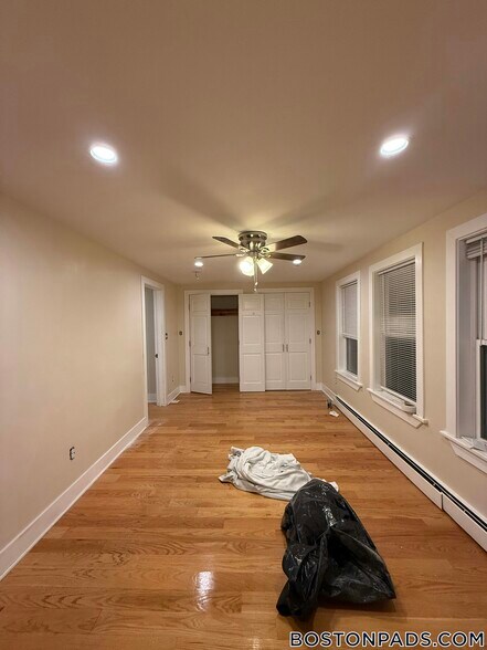 Building Photo - 2 Buckingham St