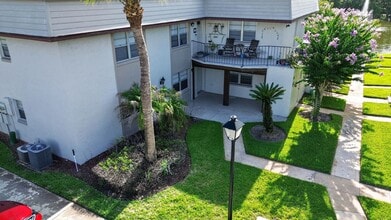 Building Photo - Well appointed 2/2  1st floor condo in beautiful Winter Garden. Available Now!