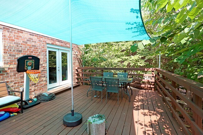 Building Photo - Beautiful Greenbrier Heights Home With Fen...