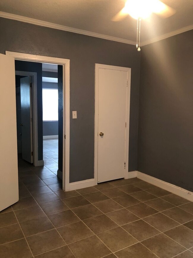 Building Photo - 2201 S Park Ave