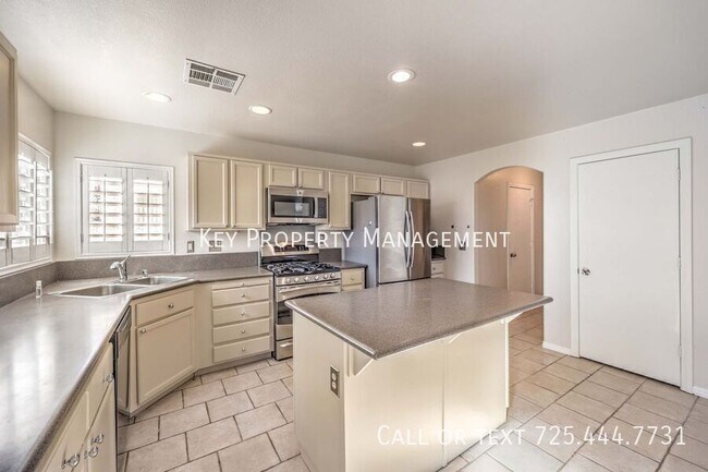 Building Photo - Beautiful 4 bedroom, 2.5 bathroom two-stor...