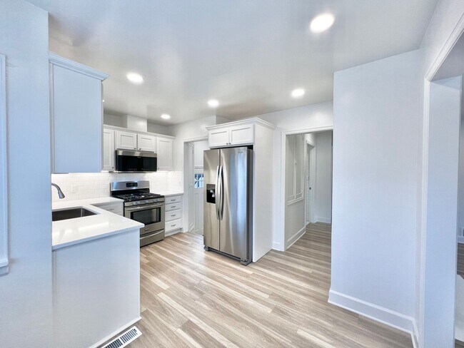 Building Photo - Newly Renovated 3 bed 2 bath With Huge Bac...