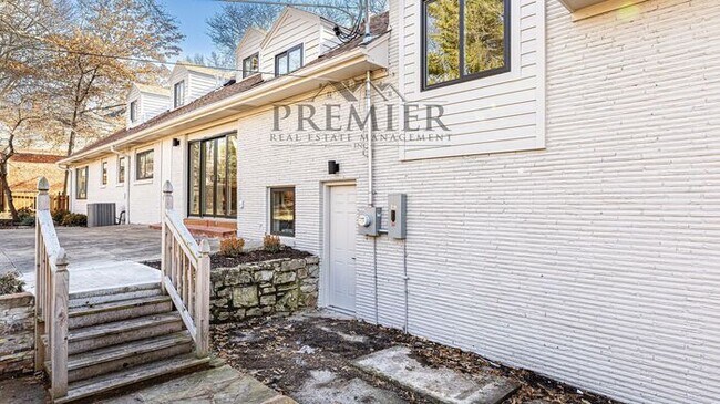 Building Photo - Stunning Remodeled 4 bedroom / 4 bath-2026...