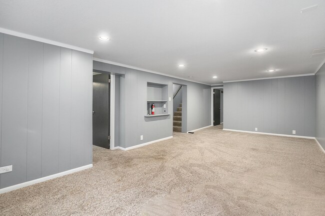 Building Photo - 4 Bedroom 3 Bathroom House-Available NOW!