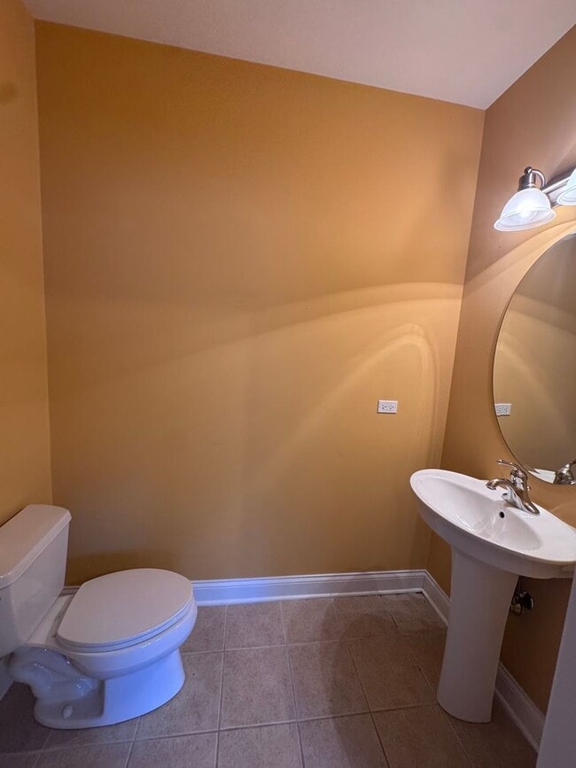 Building Photo - 2 Bed 2.5 Bath In Oak Park Available!