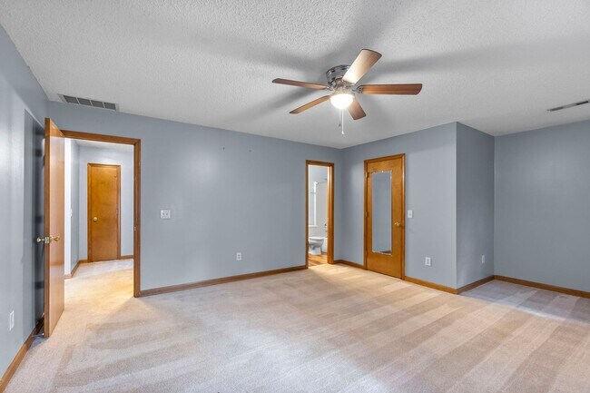 Building Photo - 3707/3709 Stonebridge Dr