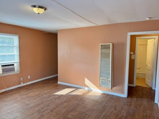 Building Photo - Affordable 2 Bed 1 Bath in Sunnyside Heights