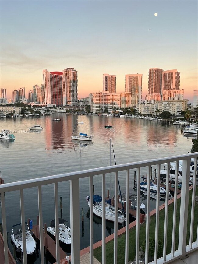 Building Photo - 400 Golden Isles Dr