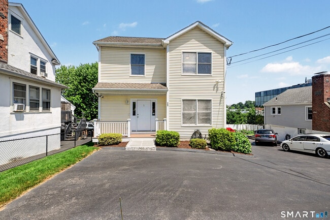 Building Photo - 21 Whitmore Ln