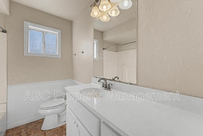 Building Photo - 910 S 28th St