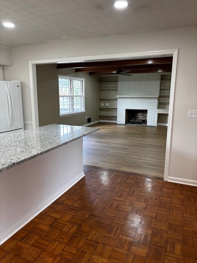 Building Photo - Large 4 Bedroom 2 Bath Home