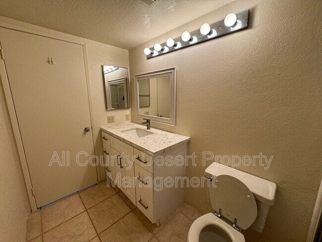 Building Photo - 2701 E Mesquite Ave