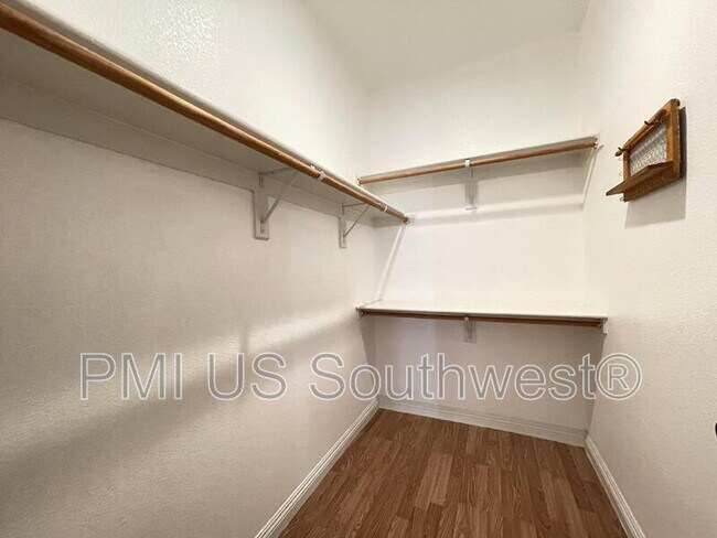 Building Photo - 2549 Country Club Dr