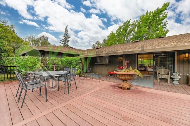 Building Photo - 9635 Oak Leaf Way