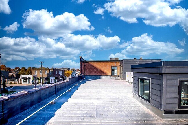 Building Photo - CONDO ON THE HILL 3 BED 1 BATH - Hardwood ...