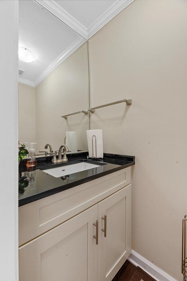 Building Photo - 4 Bedroom, 3.5 Bath Furnished Townhouse Available