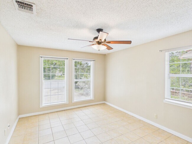 Building Photo - 328 Glenmoor Dr