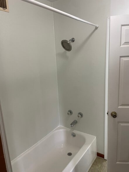 Shower/tub - 339 3rd St