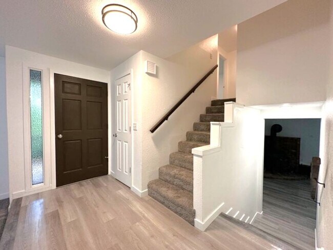 Building Photo - Gated community offering 3 bedrooms and 2....