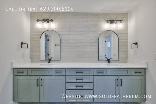 Building Photo - 402 E Trinity Ln