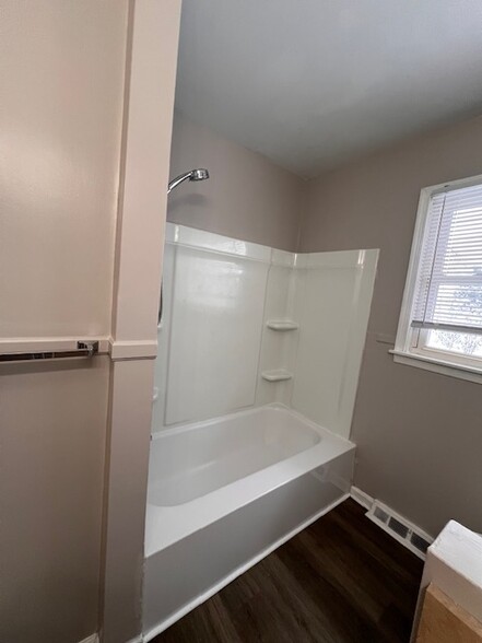 Building Photo - 5680 Meadowcrest St