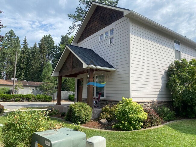Building Photo - 908 E Davis Ave