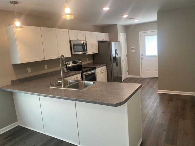 Building Photo - Move-in Special! 1/2 off first month's rent!