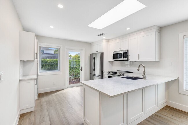 Building Photo - ** OLDE NAPLES ** 2 BED / 2 BATH - COMPLETELY REMODELED - PET OK! - ANNUAL RENTAL