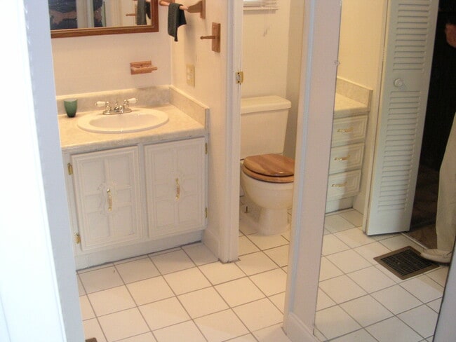 Building Photo - 916 S Christiana Ave