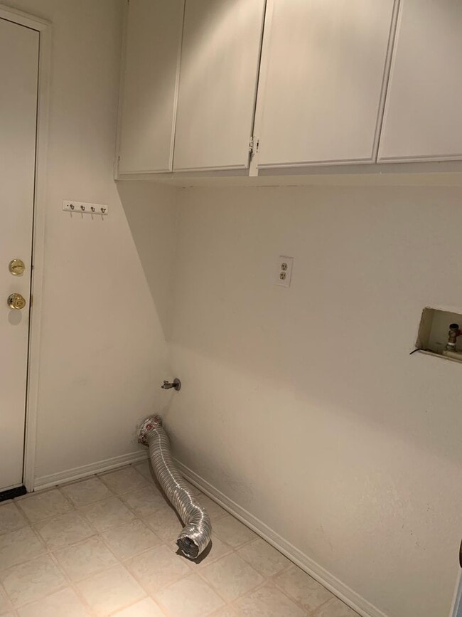 Building Photo - Camarillo Springs Rental now Available